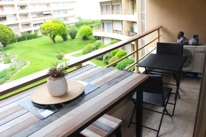 Bord De Apartment